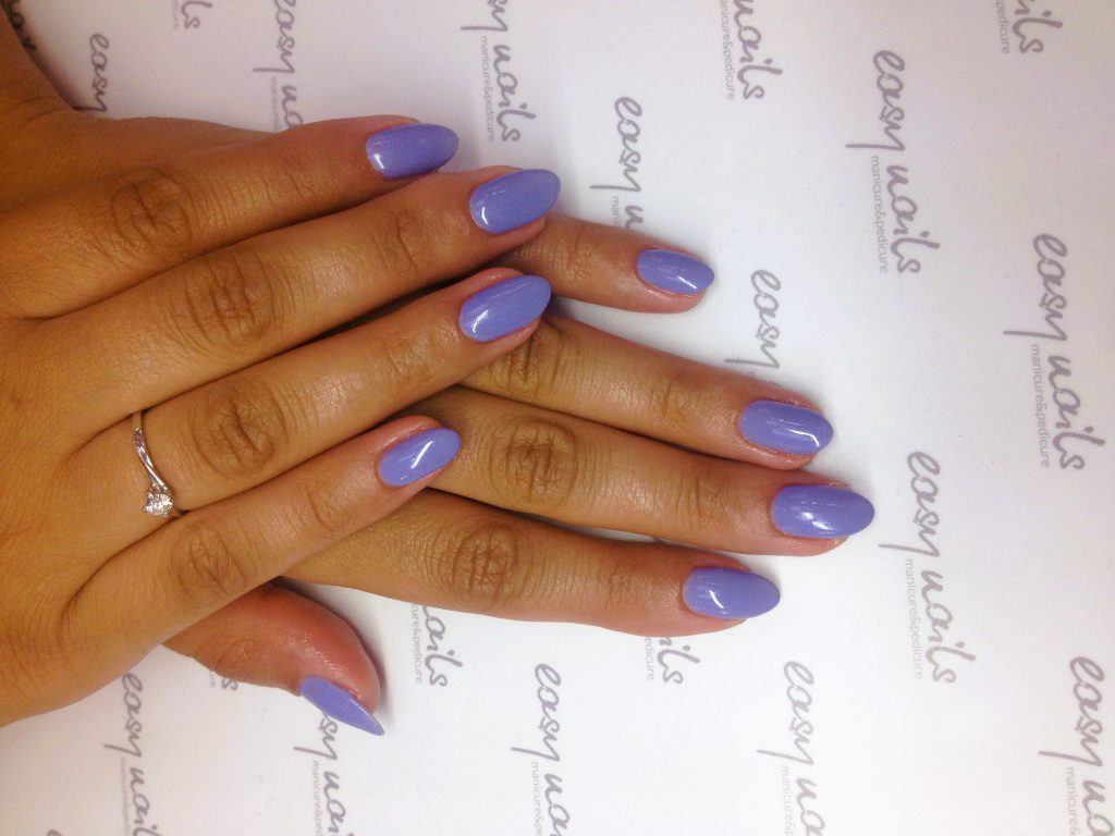 manicure hybrydowy niebieski beżowy kształt migdal