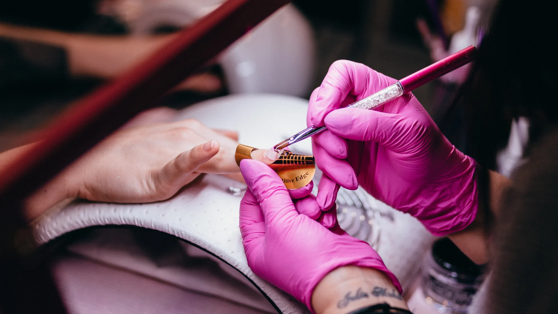 Jak wykonywany jest manicure hybrydowy? 
